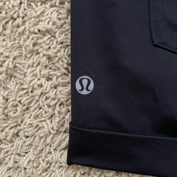 Lululemon Spring Break Away Cuffed Short Black Size 10 - Picture 3 of 4